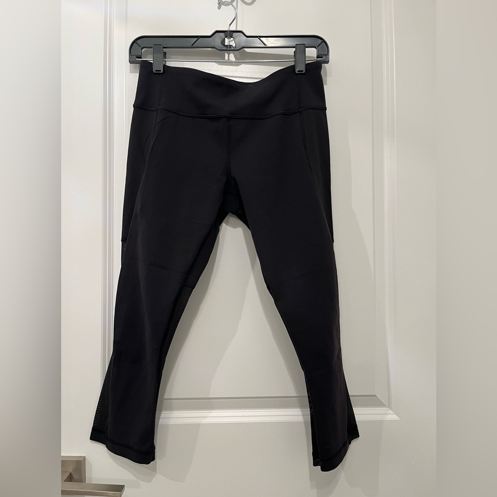 6/$32🛍️ Lululemon | Cropped Black Leggings With Mesh, 6